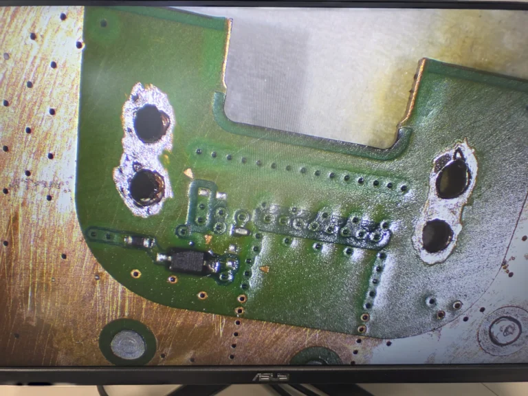 Port HDMI PlayStation avec anciennes soudures non retirées et points de fixation endommagés 1